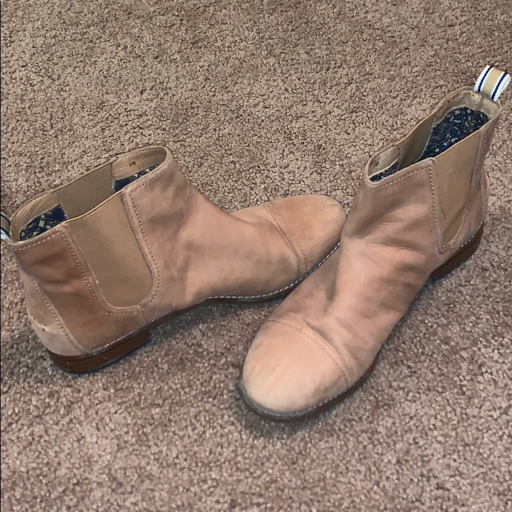 Super cute sperry ankle booties!